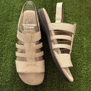 LifeStride Simply Comfort Women's Tan Flat Sandals. Very Good Condition. Size 8M